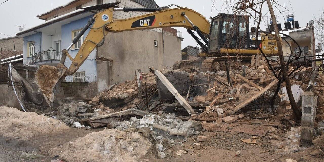 Riskli kerpiç ev Battalgazi Belediyesi ekipleri tarafından yıkıldı