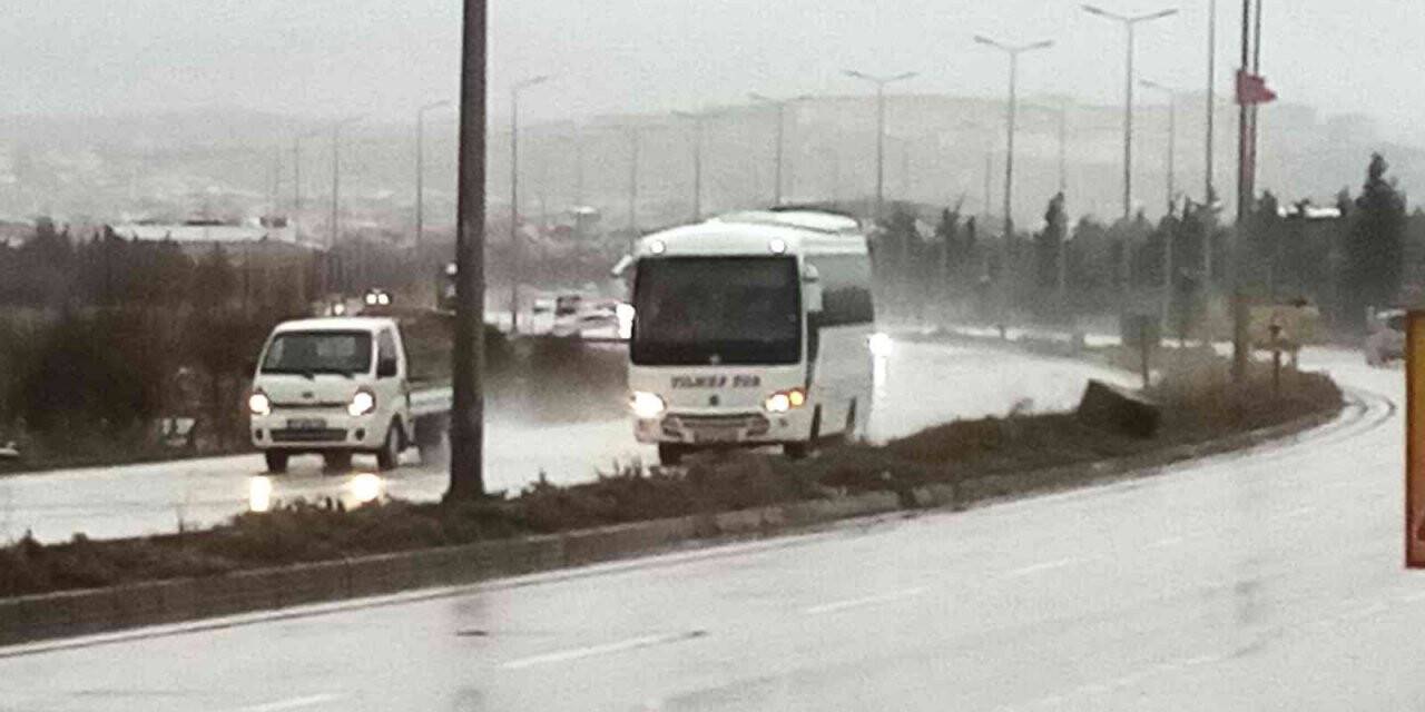 Bandırma’da kuvvetli yağış ve fırtına etkili oluyor: Deniz seferleri iptal edildi