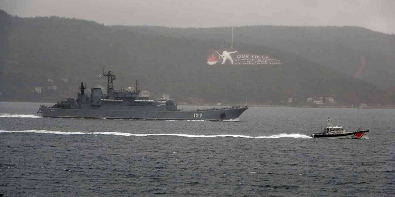 Rus savaş gemileri peş peşe Çanakkale Boğazı’ndan geçti