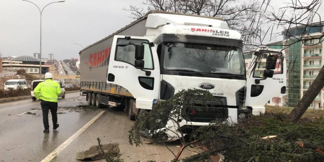 Yoldan çıkan tır sürücü dehşet saçtı; 3 yaralı