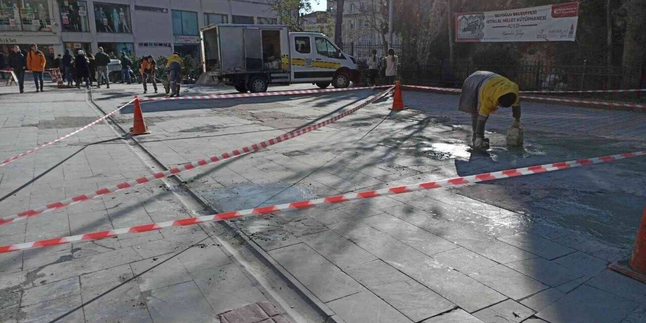 Beyoğlu’da karla mücadele çalışmalarında hasar gören yollar onarılıyor