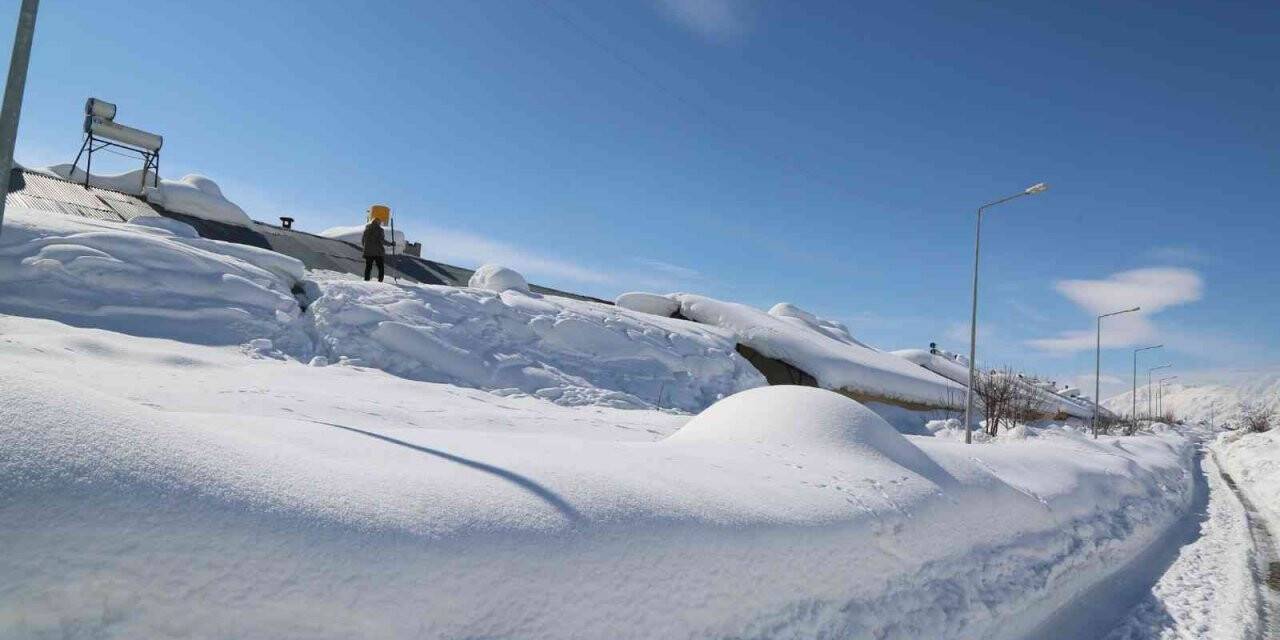 Tunceli’nin Ovacık ilçesi kardan kayboldu