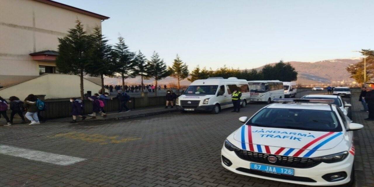 Jandarma okul çevreleri ve servis araçlarını denetledi
