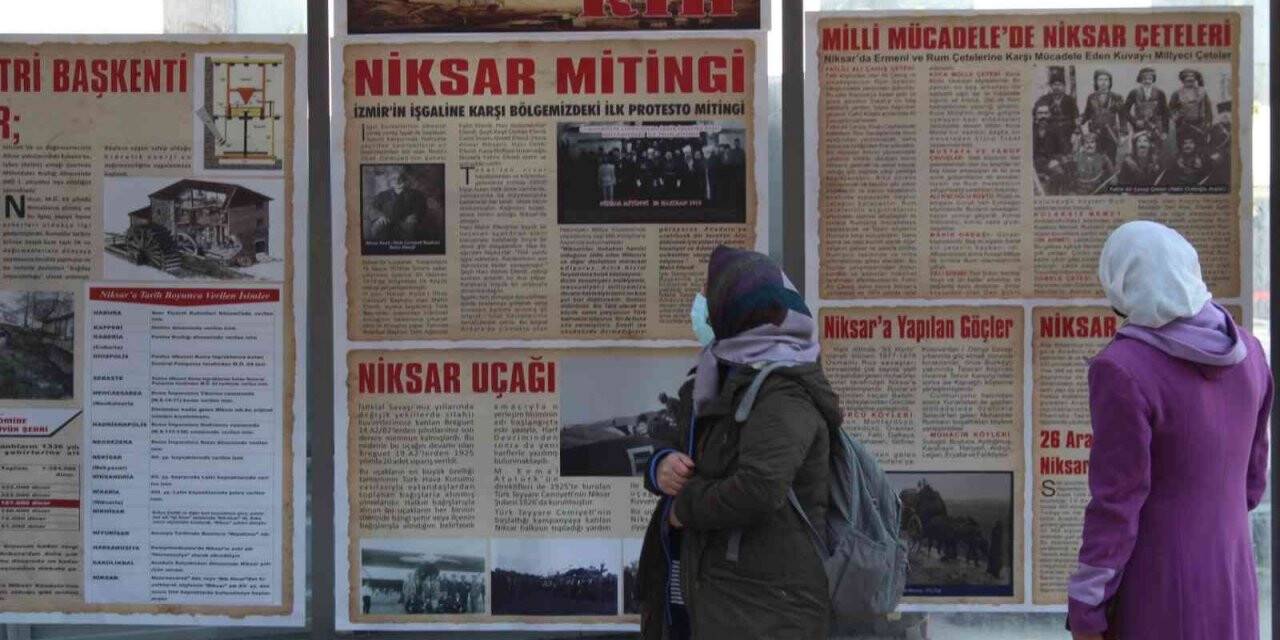 Durakta dolmuş beklerken ilçenin tarihini okuyorlar