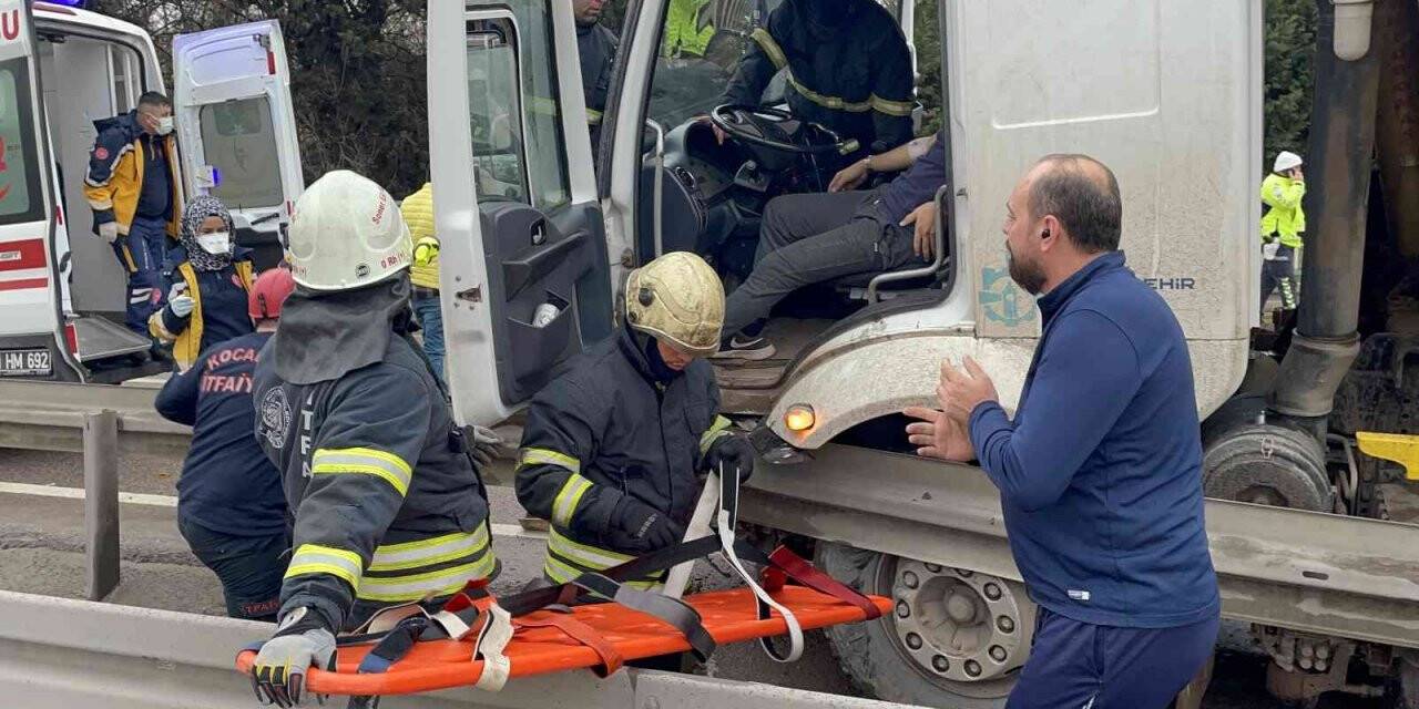 Otomobile çarpmamak için manevra yapınca bariyerlere girdi