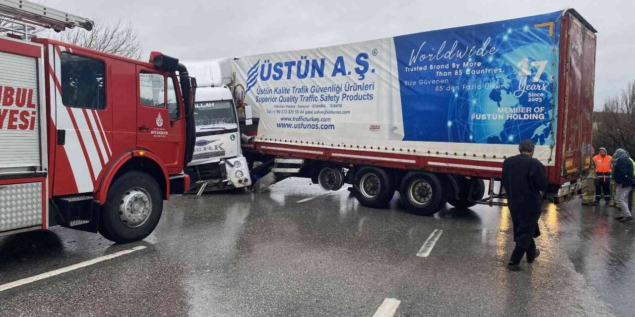 Büyükçekmece E-5’te tır kaza yaptı: 1 yaralı