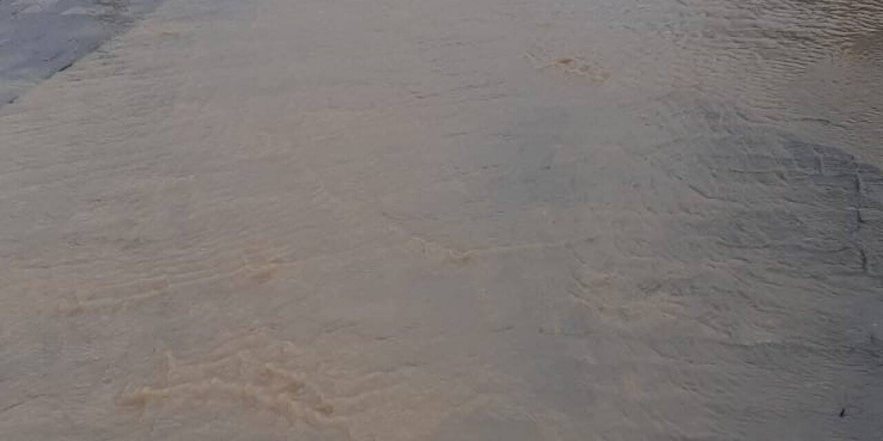 Burhaniye’de aşırı yağış hayatı olumsuz etkiliyor