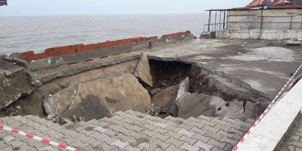 Dev dalgalara dayanamayan kaldırım çöktü