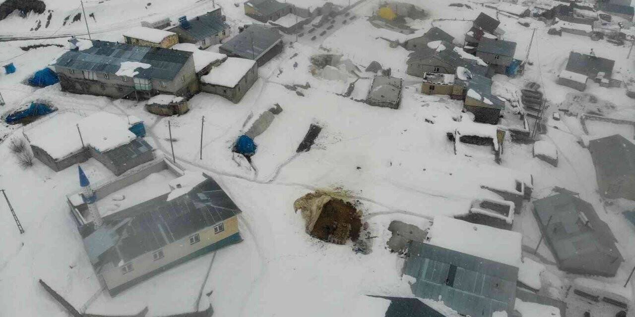Yüksek kesimlerde evler kar altında kaldı