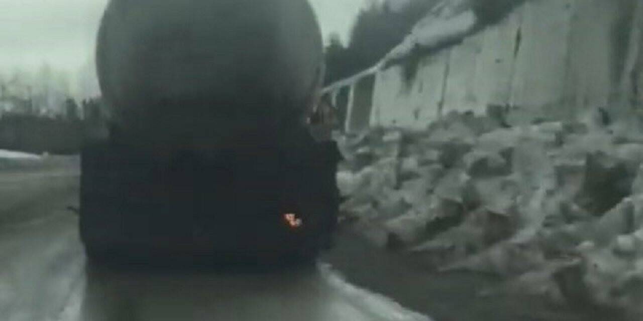 Yanıcı madde taşıyan tanker alev aldı, sürücüler kornoya basarak faciayı önledi