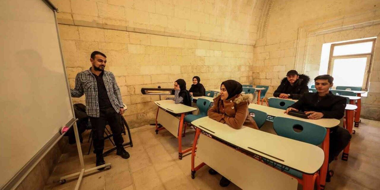 Tarihi Hatuniye Medresesi gençlerin eğitim yuvası oldu