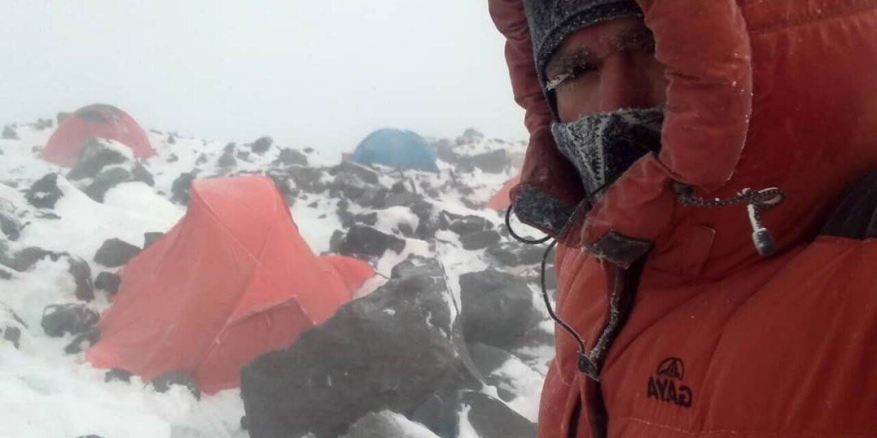 İranlı dağcıların “Ağrı Dağı” macerasına kar ve tipi engel oldu