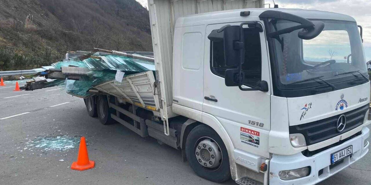 Artvin’de cam yüklü kamyon kaza yaptı, karayolunda trafik aksadı