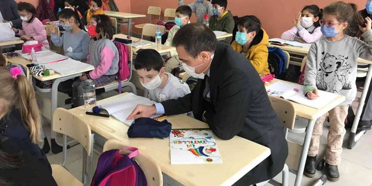 Burhaniye Kaymakamı İlyas Memiş, Hacı Mustafa Müdüroğlu Ortaokulunu ziyaret etti