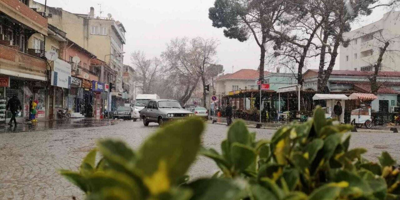 Kepsut ve Sındırgı’da kar yağışı başladı