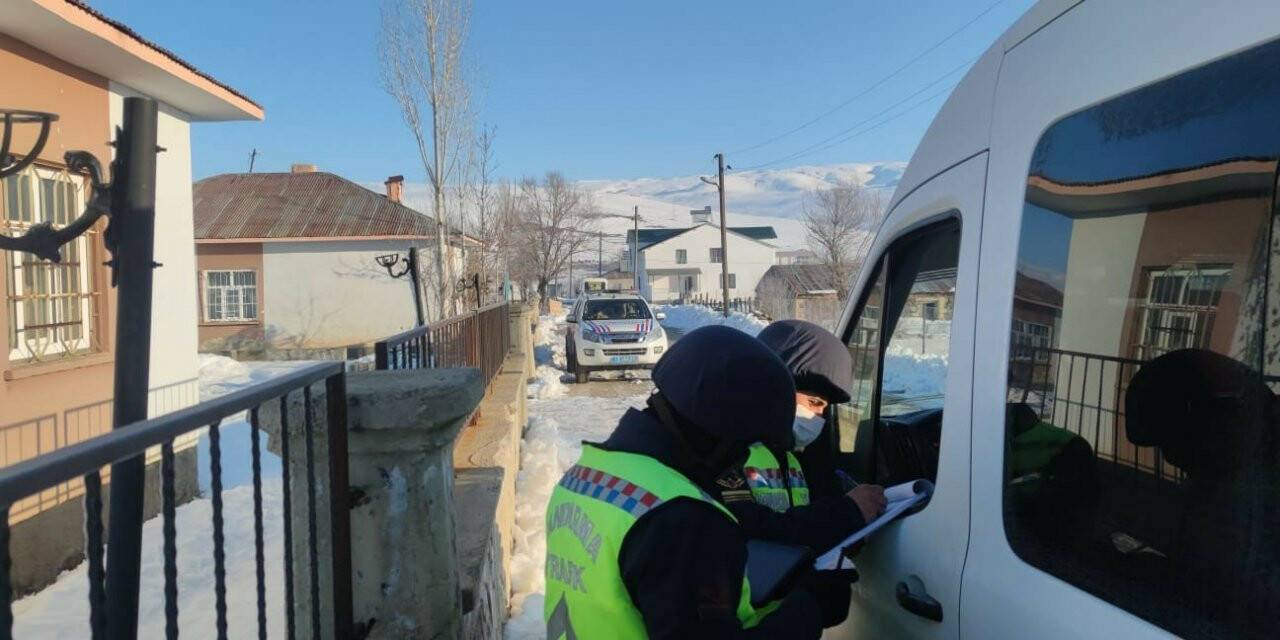 Bingöl’de jandarma okul servislerini denetledi