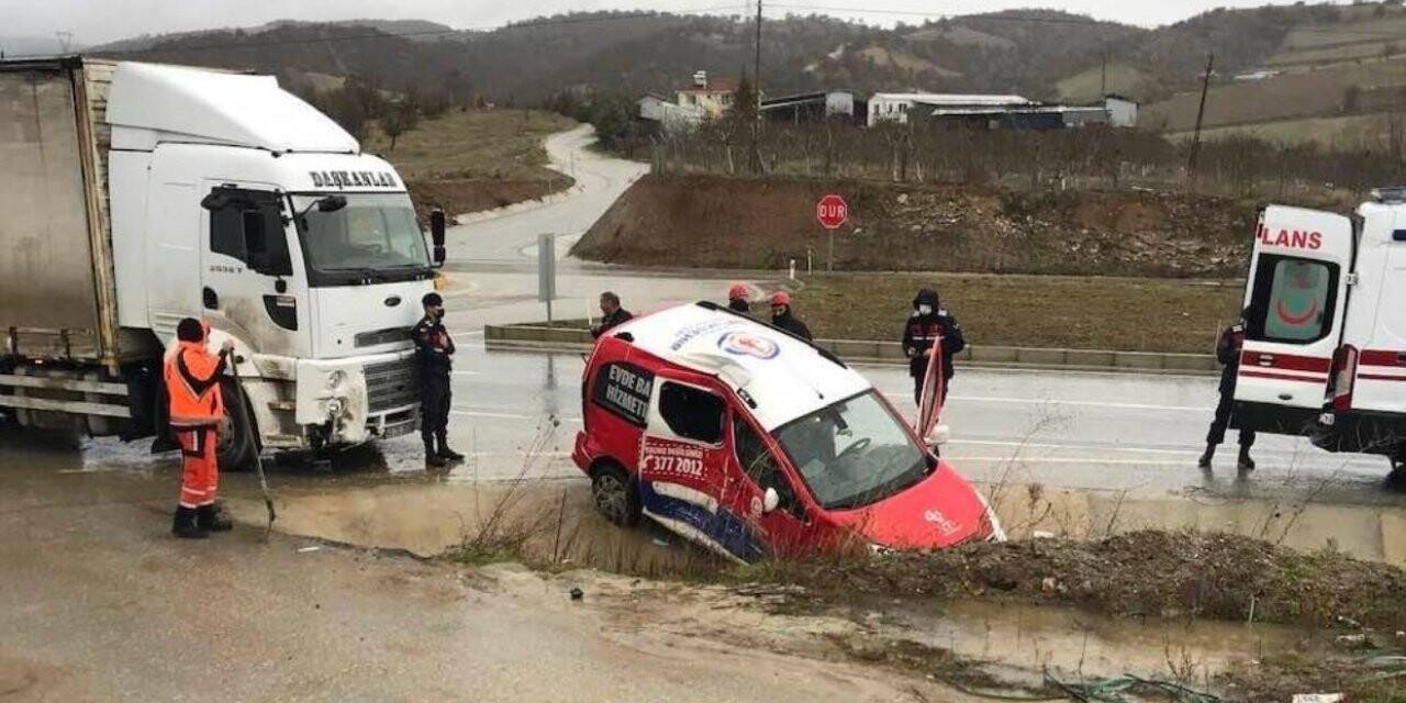 Hafif ticari araç tıra arkada çarptı: 4 yaralı