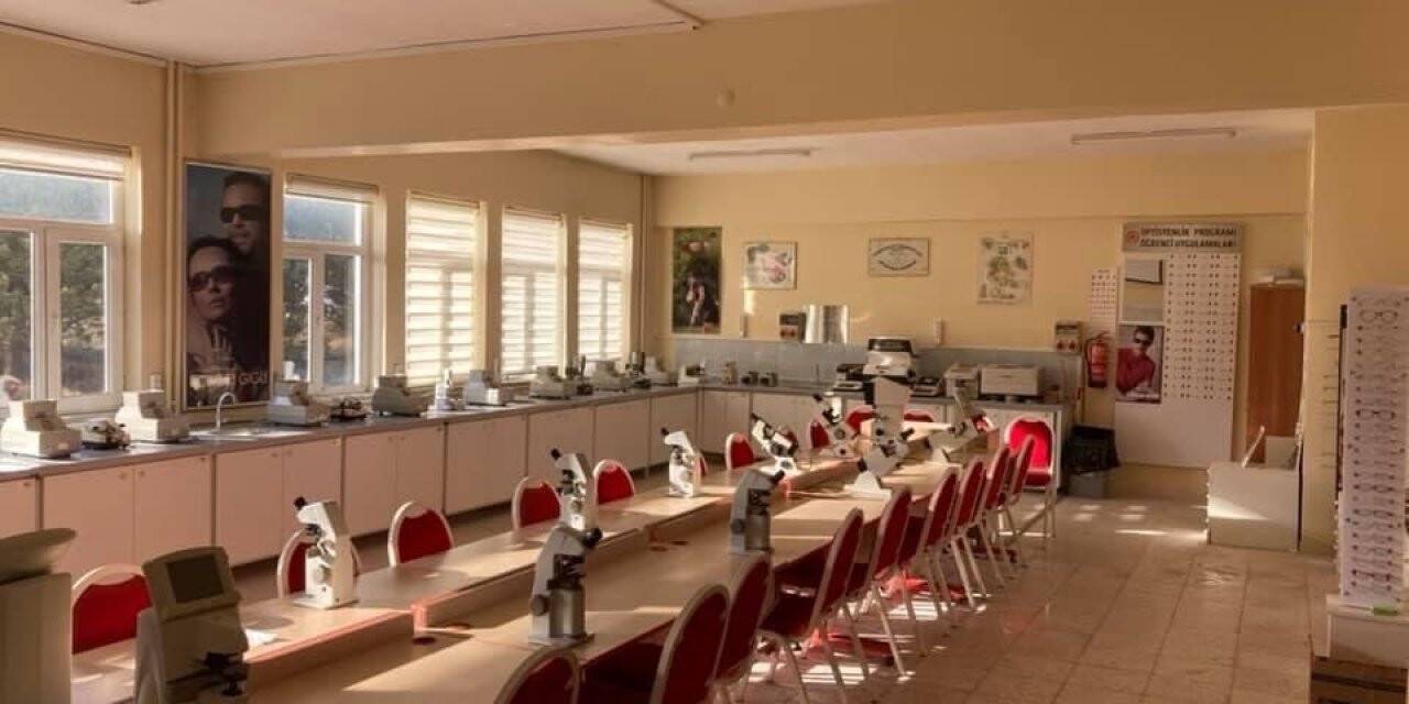 Mezun oldukları okulu laboratuvarına bağışta bulundular