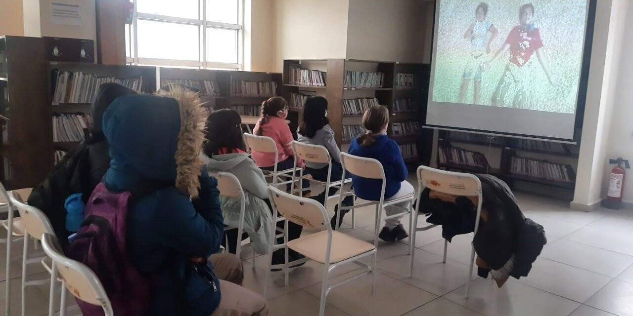 Öğrenciler, kütüphanede film molası verdi