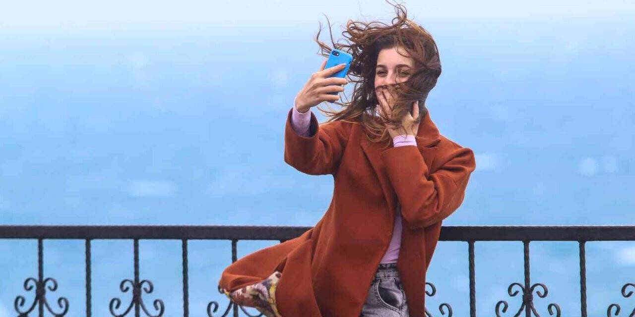 Konyaaltı sahilinde renk cümbüşü oluştu, görenler cep telefonlarına sarıldı