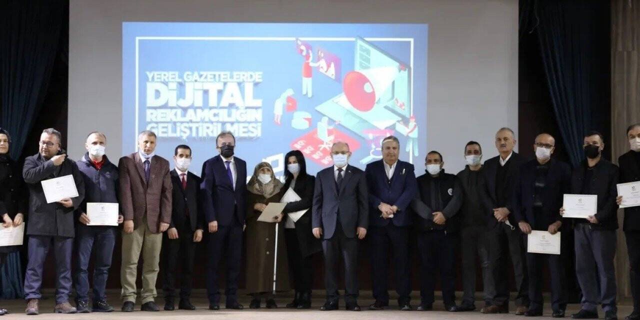 Eğitimi tamamlayan basın mensupları sertifikalarını aldı