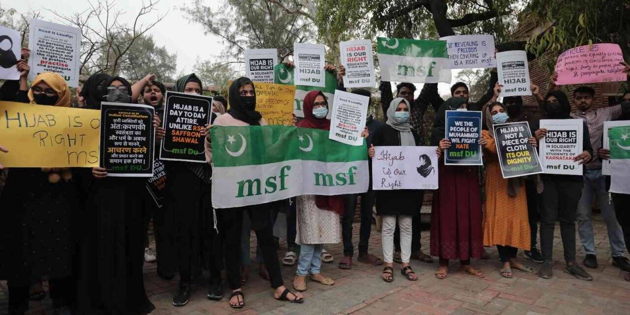 Hindistan’da derslere alınmayan başörtülü öğrenciler gösteri düzenledi