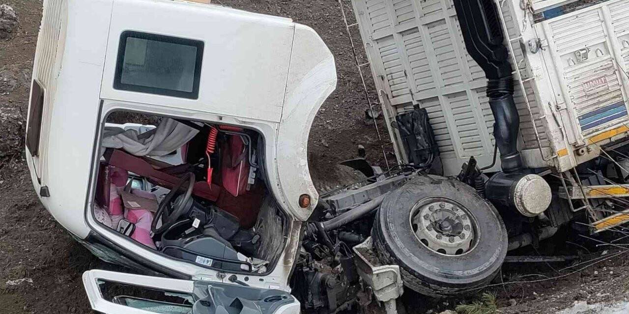 Adıyaman’da kamyon dereye yuvarlandı: 1 yaralı