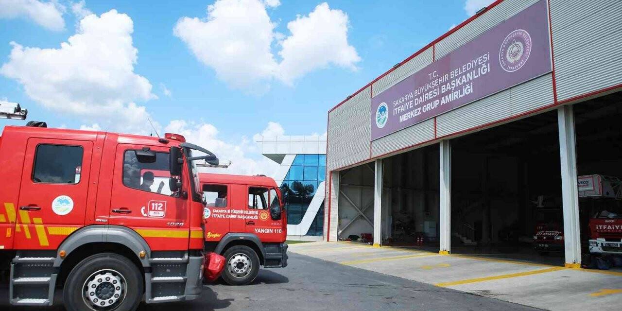 Bina çatısından havalandırma boşluğuna düşerek yaralandı