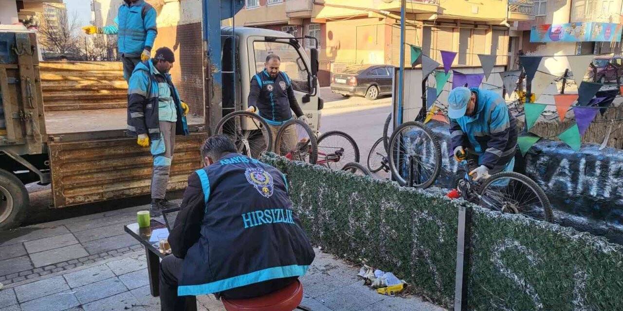Kayseri’de hırsızlık operasyonu: 20 kamyonet çalıntı malzeme ele geçirildi