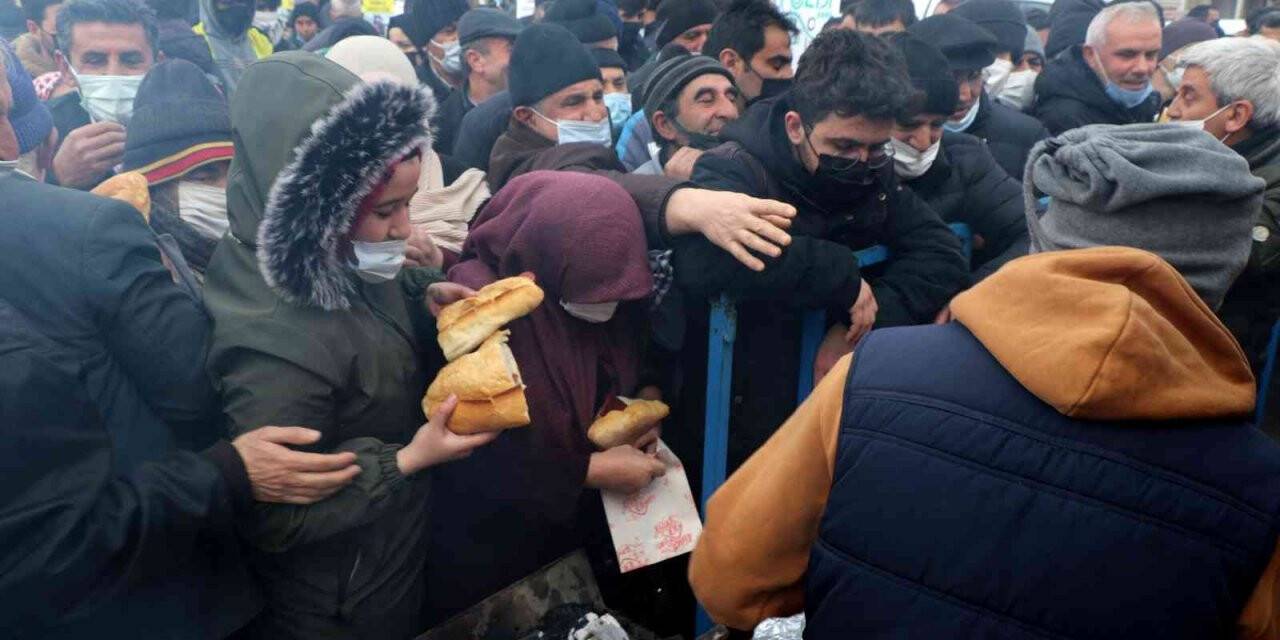 Bedava dağıtılan sucuk ekmekten almak isteyenler izdihama neden oldu