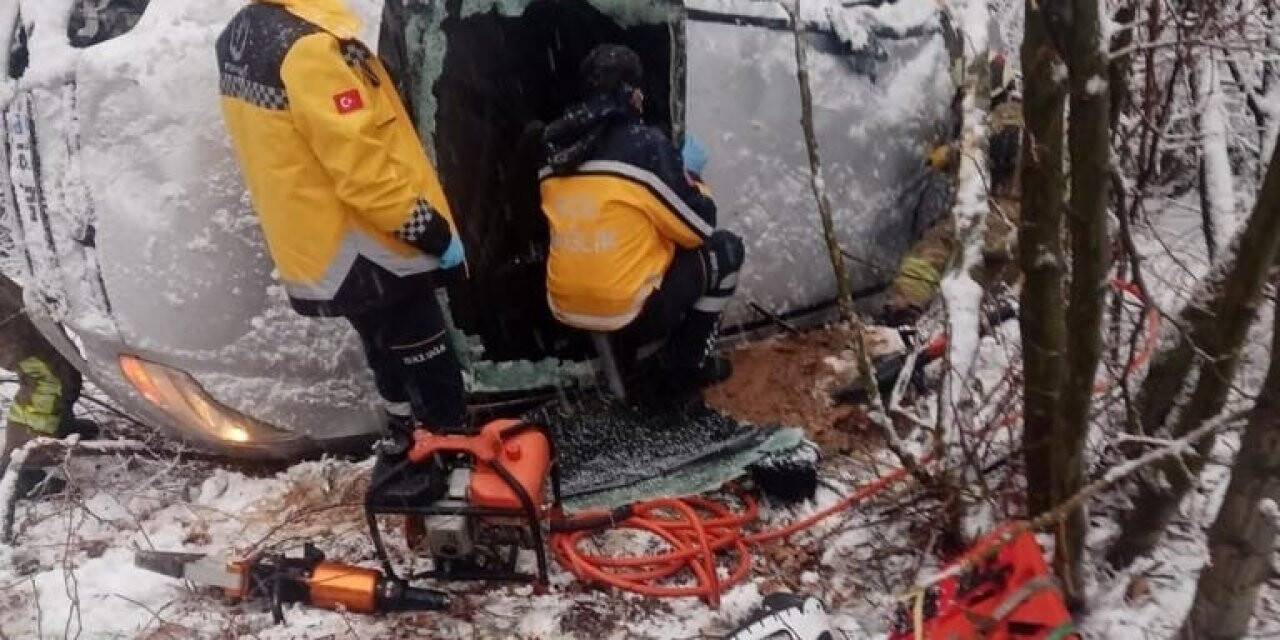 Otomobil takla atıp şarampole yuvarlandı: 3 yaralı
