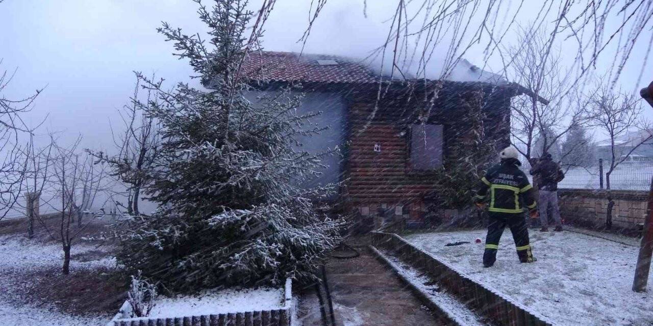 Ahşap ev alevlere teslim oldu