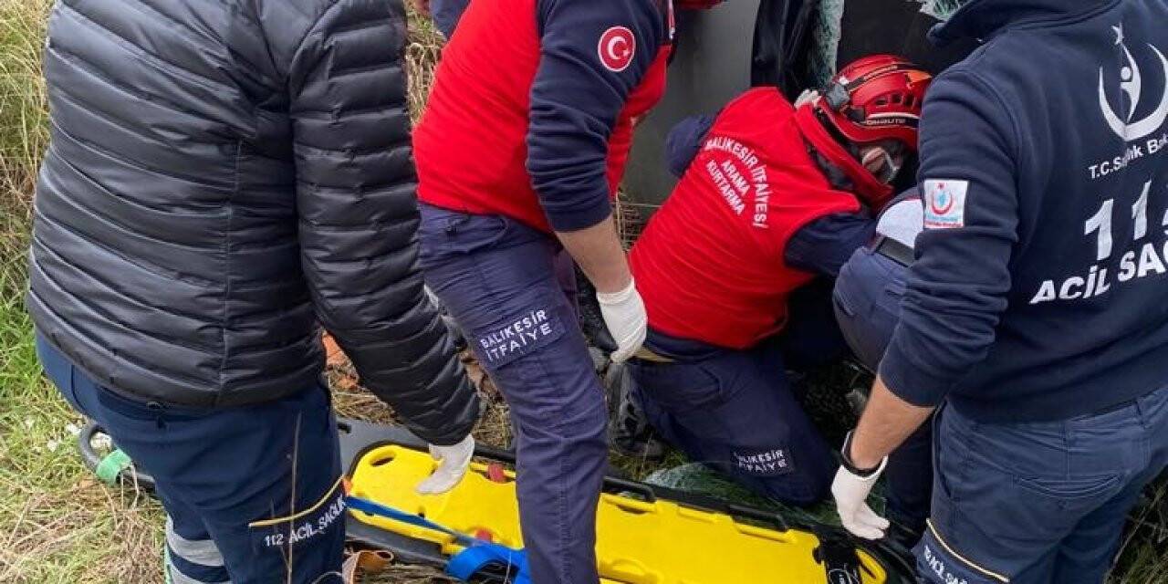 Takla atan otomobilde sıkışan sürücüyü itfaiye kurtardı
