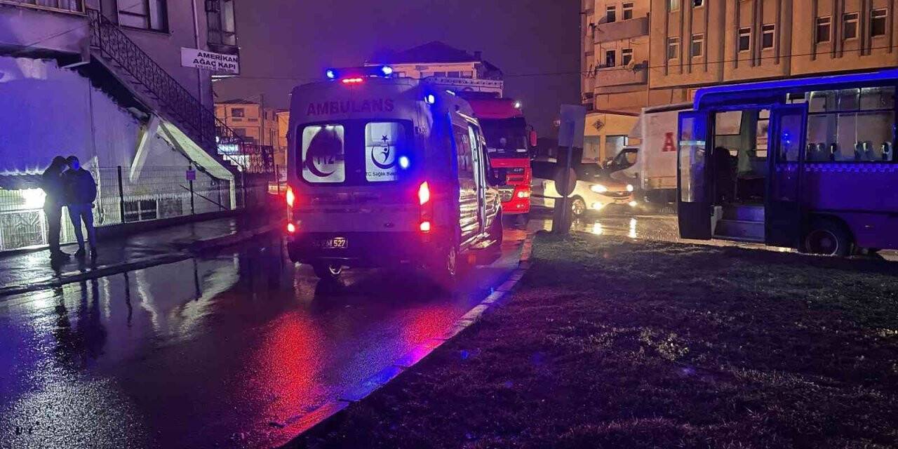 2 halk otobüsü, kamyonet ve otomobilin karıştığı kaza: 12 yaralı