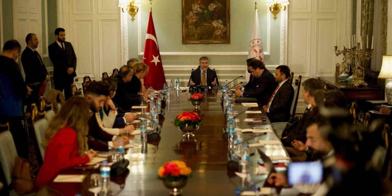 Hazine ve Maliye Bakanı Nebati, İngiltere’de bankacı ve yatırımcılarla bir araya geldi