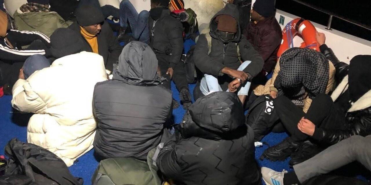 Ayvalık’ta denizde ölümle burun buruna gelen 20 düzensiz göçmen kurtarıldı