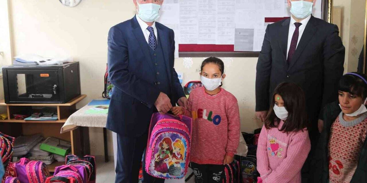 Başkan Akman öğrencileri sevindirdi