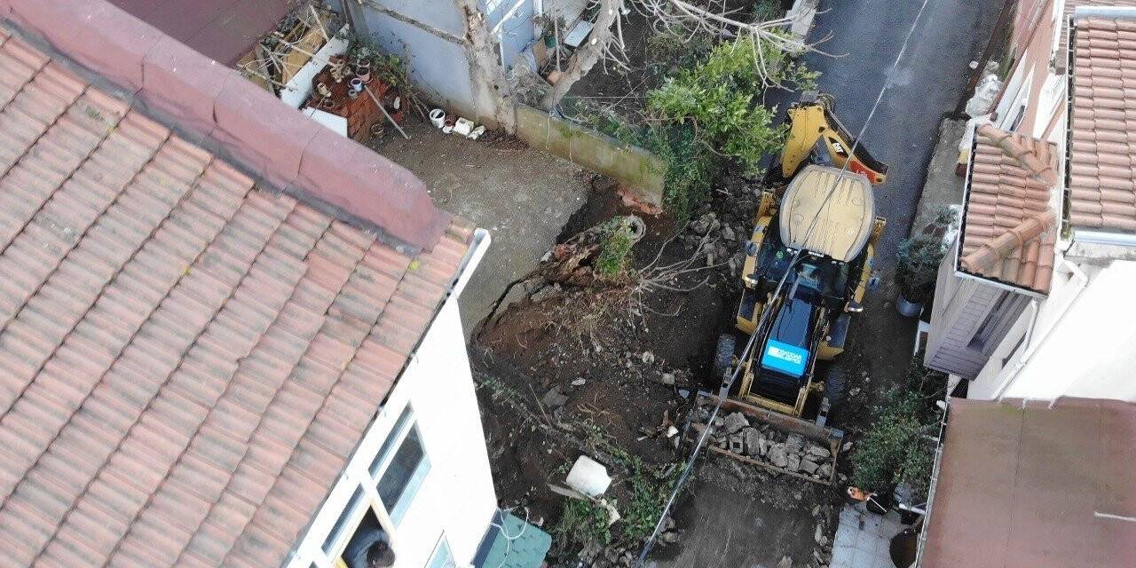 Üsküdar’da yağmura dayanamayan istinat duvarı çöktü