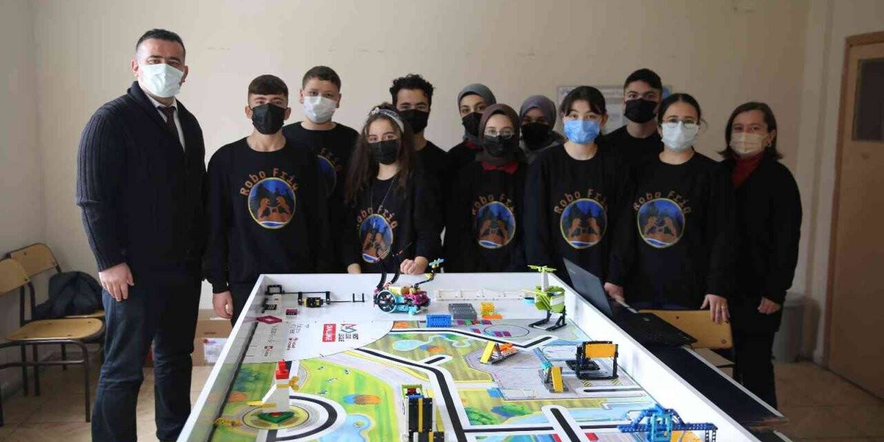 Robot Performans Yarışması’nda büyük başarı elde ettiler