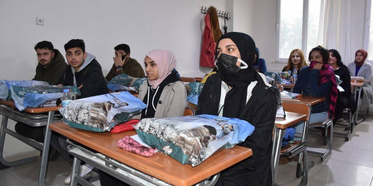 Kaymakam Gölbaşı’ndan öğrencilere destek