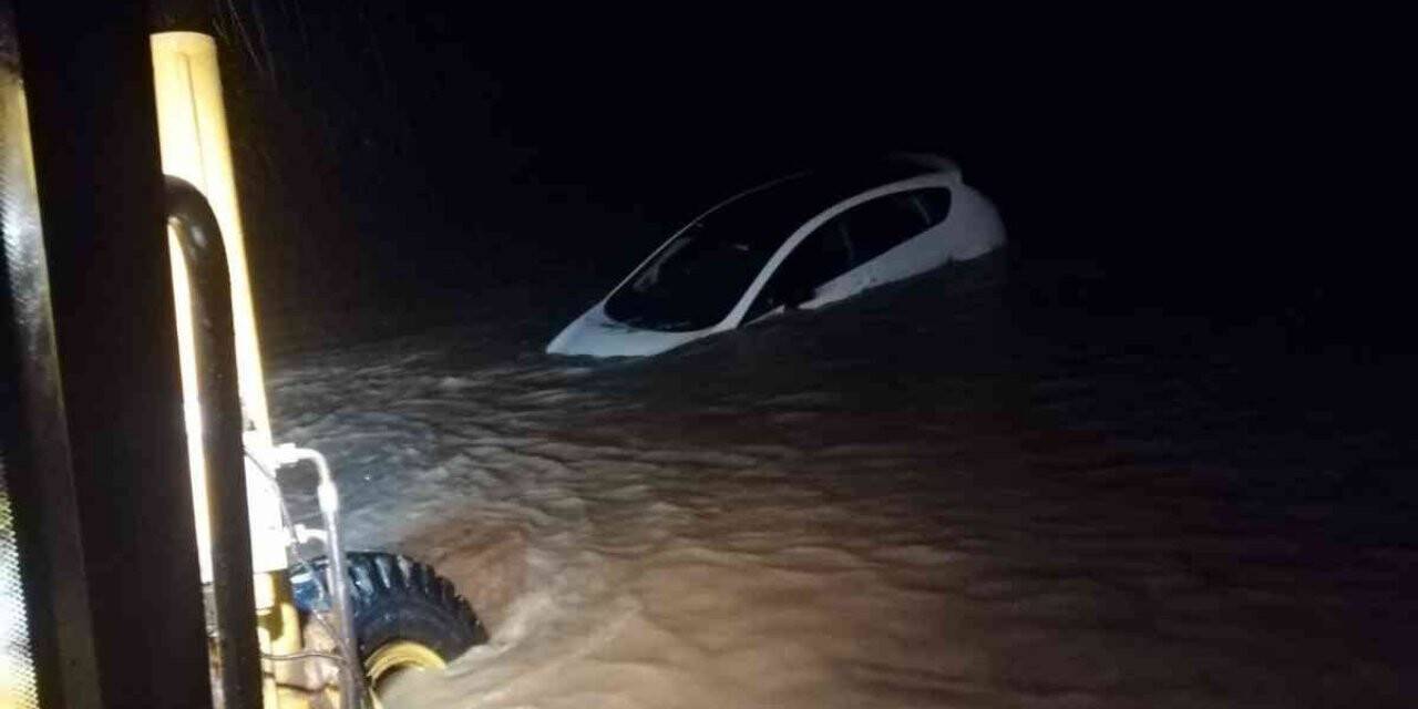 Seyir halindeki araç sel sularının ortasında kaldı