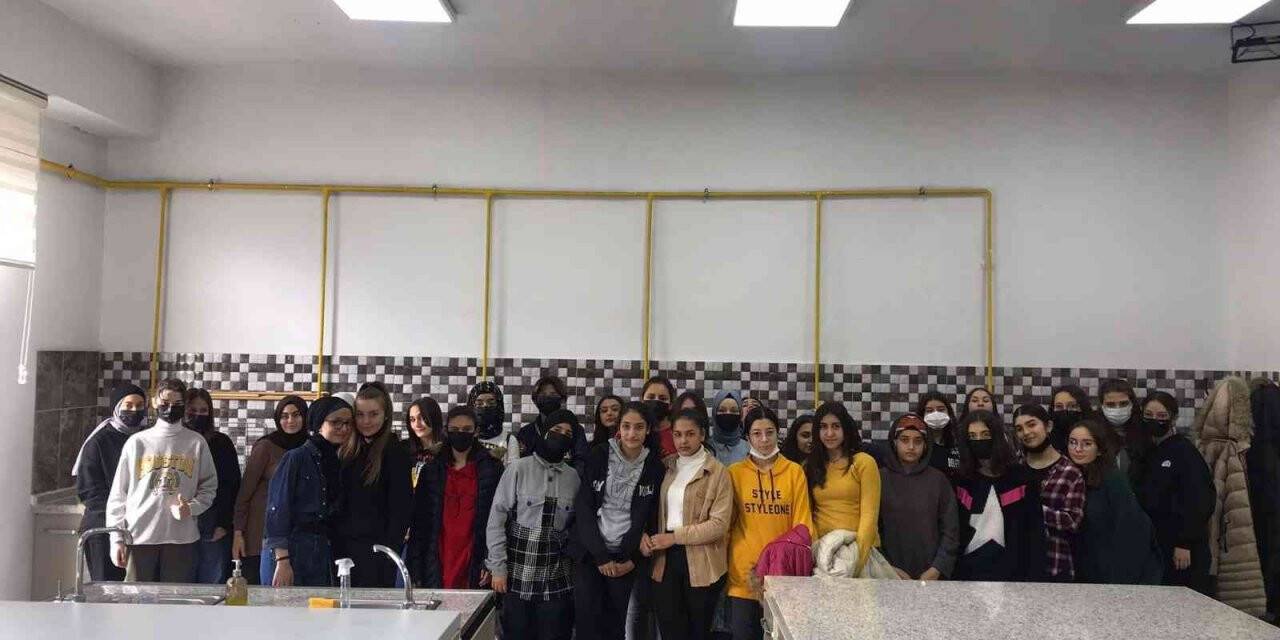 Büyükşehir’in “değer gençlik” projesinde gençler, hem eğleniyor hem de öğreniyor