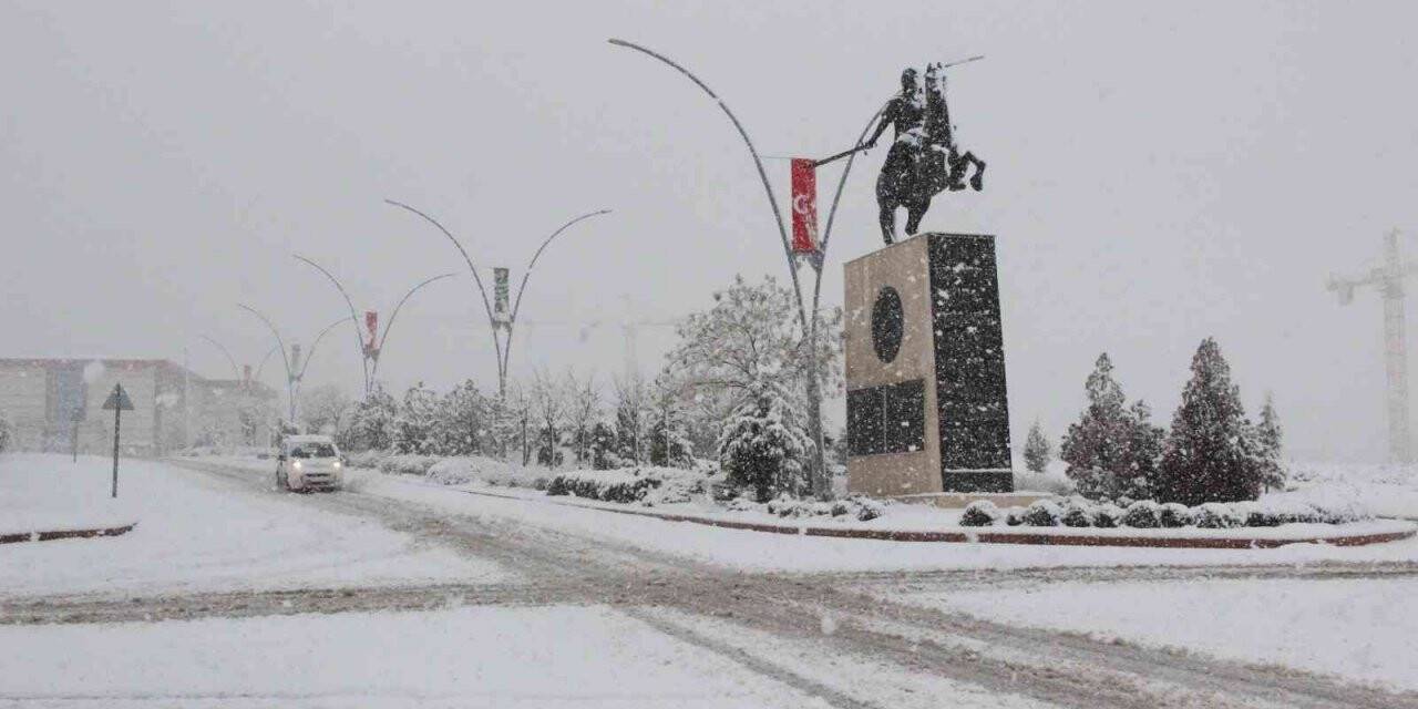 Karaman’da yoğun kar yağışı etkili oluyor