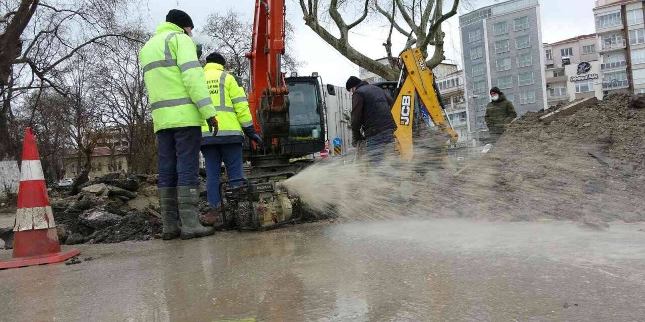 Şehri besleyen su borusu kırıldı, tüm kentte sular kesildi