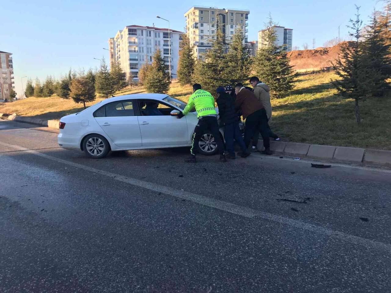Yollardaki buzlanma kazaları da beraberinde getirdi