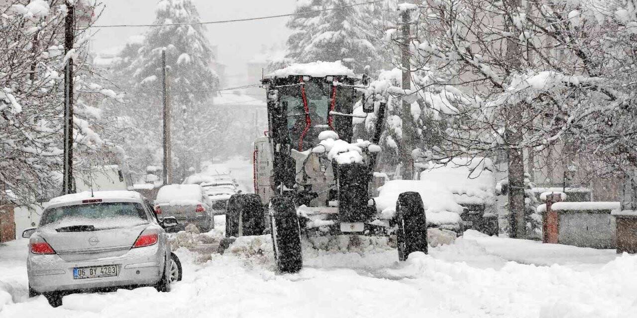 Akşehir’de ekipler kar seferberliğinde