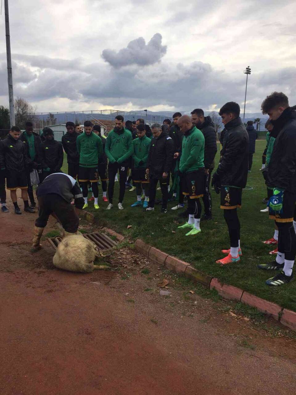 Kocaelispor’da antrenman öncesi adak adandı