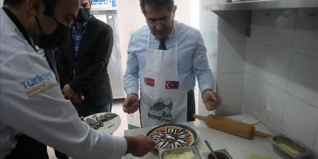 Rektör aşçı önlüğünü giydi, yosun unundan hamsili pizza yaptı