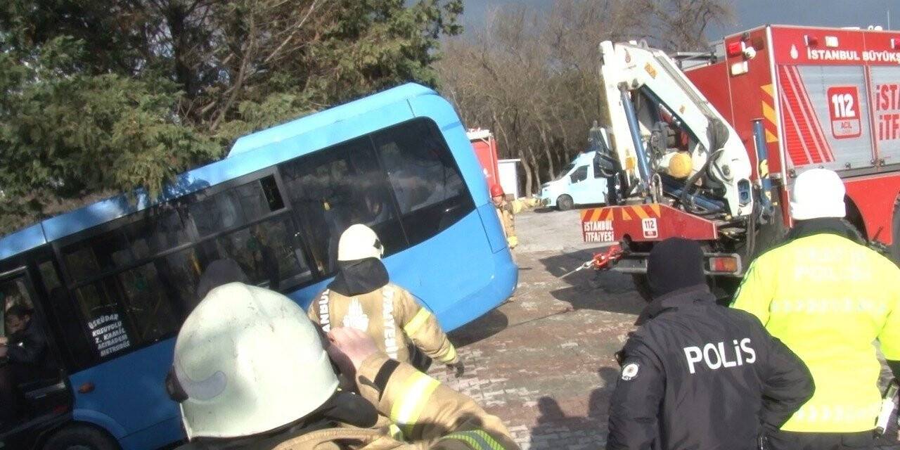 Üsküdar’da freni boşalan minibüs, rampadan E-5 kenarına uçtu