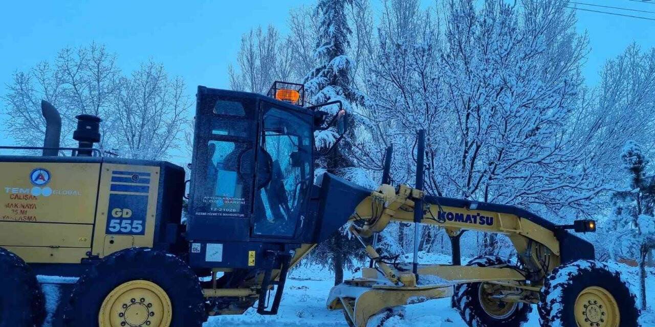 Kar yağışı nedeniyle kapanan köy yollarını açma çalışmaları sürüyor